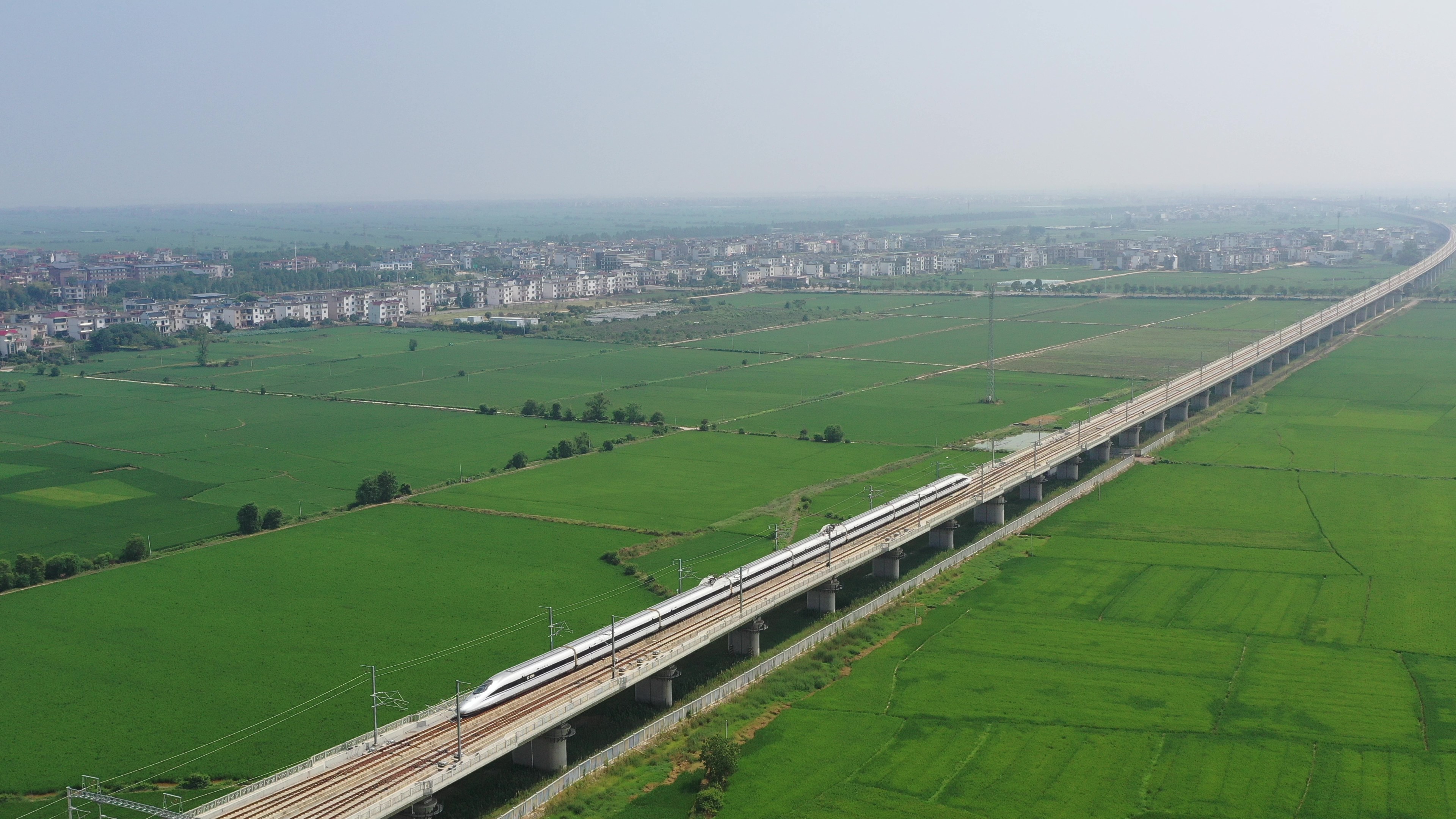 列車飛馳在杭昌高鐵的線路上。余清清 攝.jpg