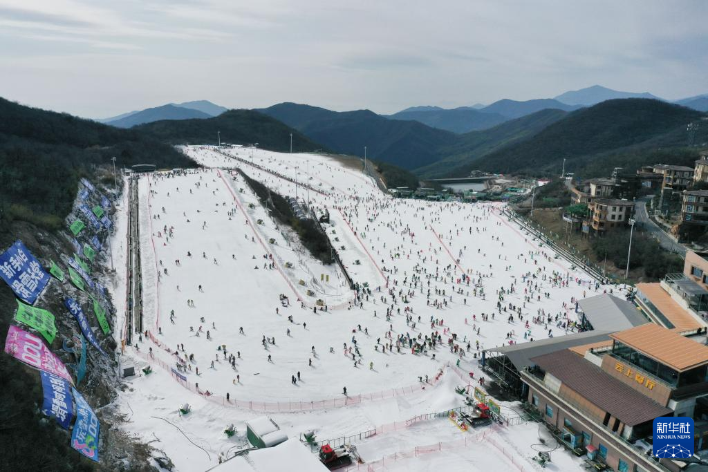 浙江安吉：高山雪場(chǎng)人氣旺